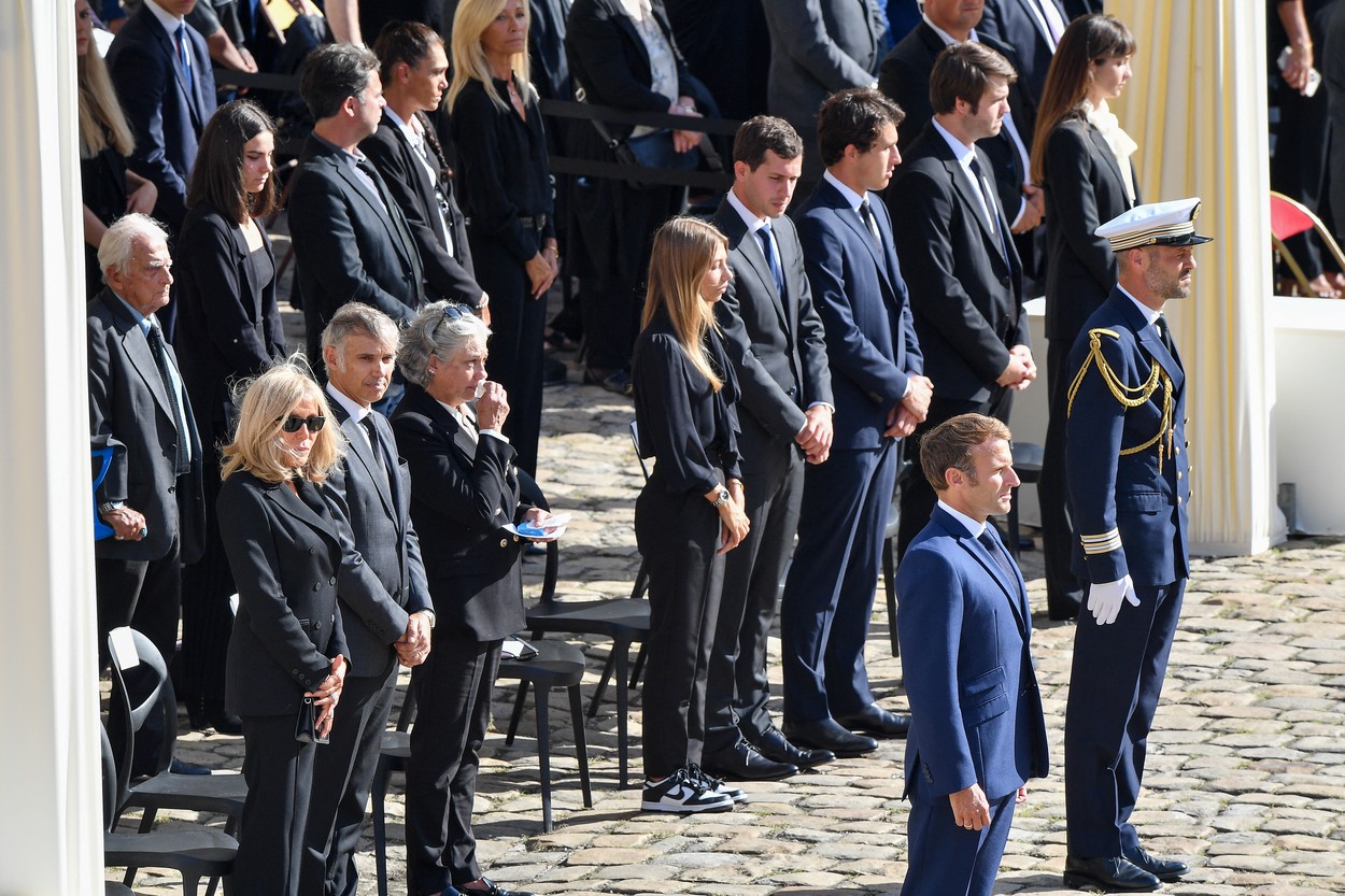 Emmanuel Macron elnök és felesége, Brigitte Macron tisztelgett Jean-Paul Belmondo és a családja előtt