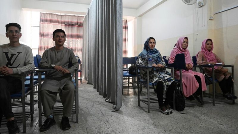 Függönnyel választják el a nőket és férfiakat a kabuli egyetemeken
