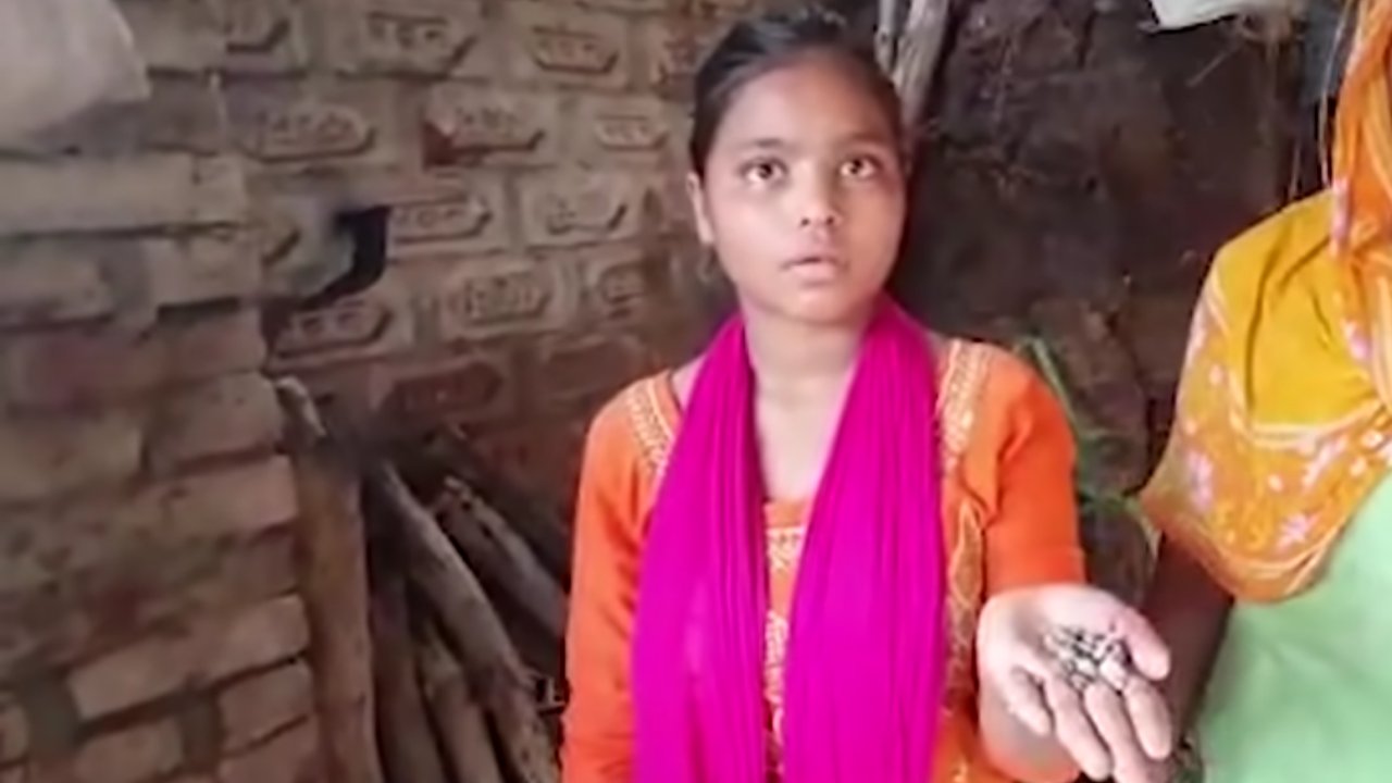 Két hónapja köveket sír az indiai lány