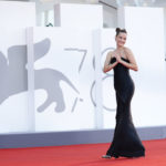 Palvin Barbi a Velencei Filmfesztivál első napján fekete ruhában vonult be