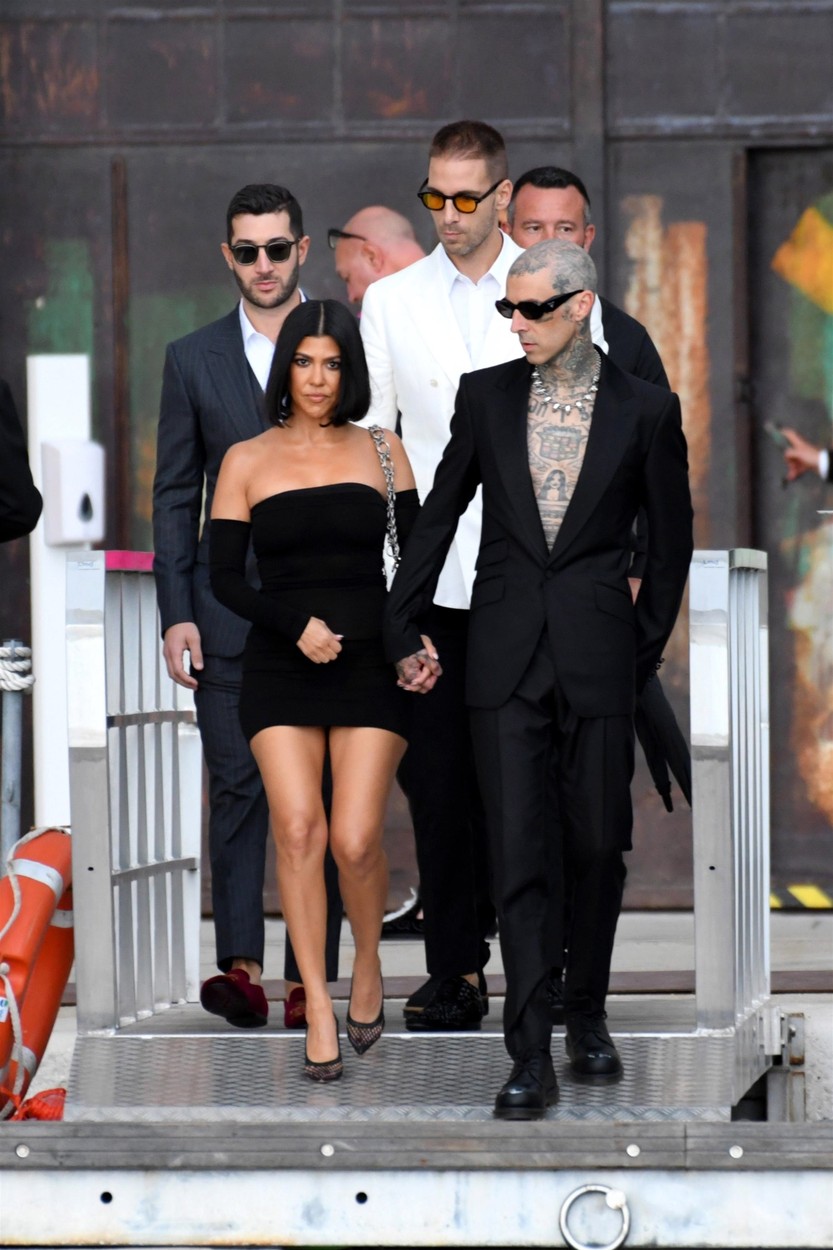 Kourtney Kardashian és párja épp megérkezik a Dolce & Gabbana divatbemutatóra.