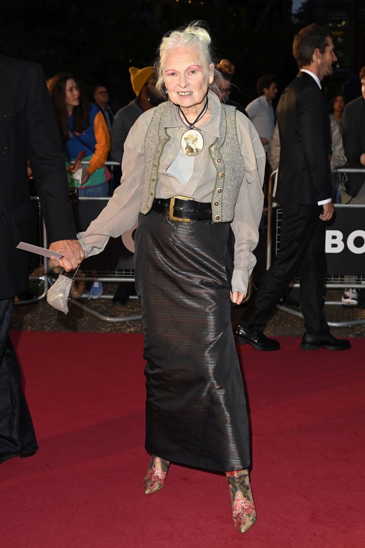 Vivienne Westwood divattervező bőrszoknyás szetthez választotta a mellényt.