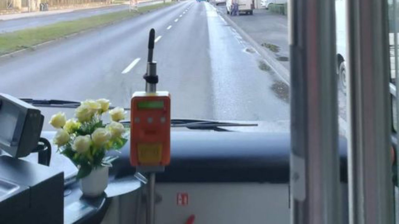Szívmelengető dologgal kedveskedik utasainak egy nyíregyházi buszsofőr