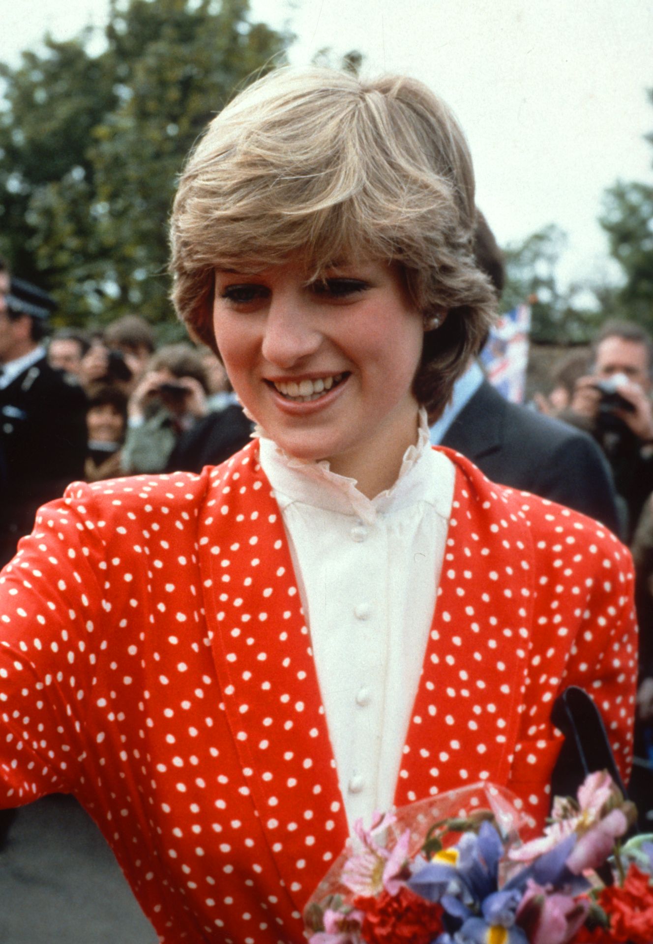 Lady Diana Spencer 1981-ben, két hónappal Károly herceggel kötött házasságuk előtt, Jasper Conran által tervezett, piros alapon fehér pöttyös ruhában.