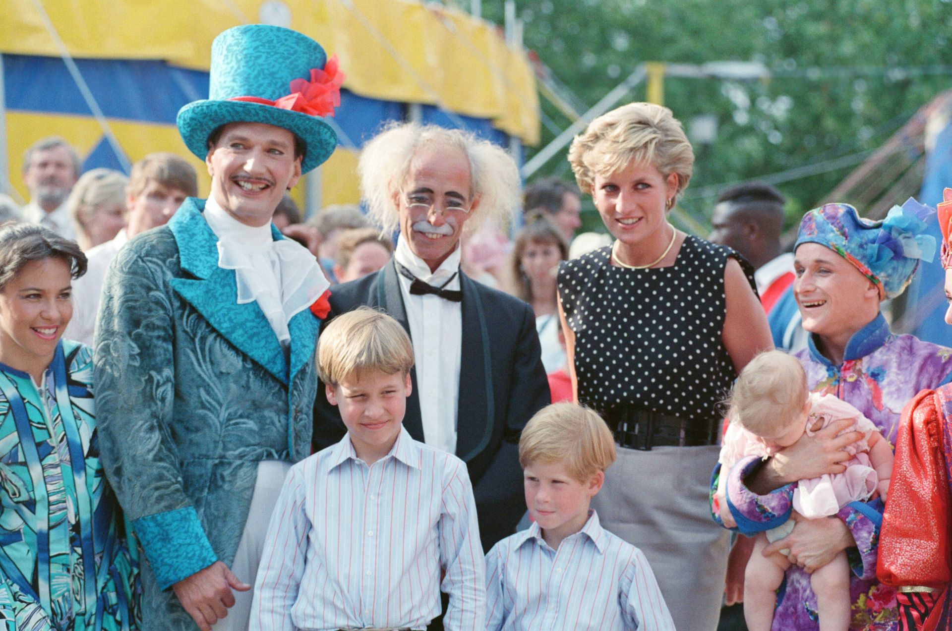 Diana hercegnő fiaival, Vilmos herceggel és Harry herceggel a Le Cirque du Soleil előadásán, 1990-ben.