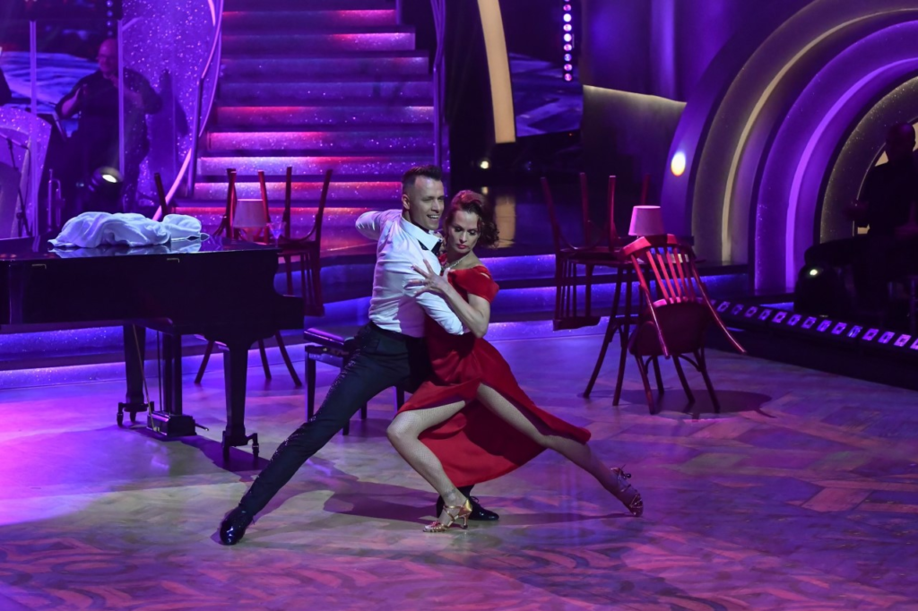 Dobó Kata élvezi a táncolást (Fotó: TV2)
