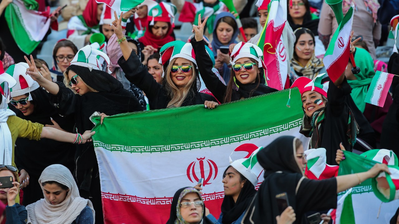 Iráni nők focimeccsen szurkolnak 2019 októberében (fotó: Saeid Zareian/picture alliance via Getty Images)