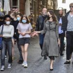 A Jolie-Pitt gyerekek az anyjukkal sétáltak Rómában