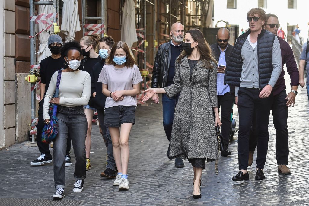 A Jolie-Pitt gyerekek az anyjukkal sétáltak Rómában