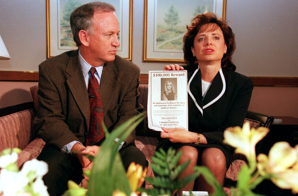 JonBenet Ramsey szülei John és Patsy Ramsey, lányuk fényképével, 1997-ben (Fotó: Helen H. Richardson/ The Denver Post)