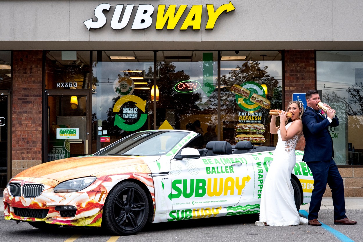 Egy Subway előtt készítették el az esküvői fotóikat - 2