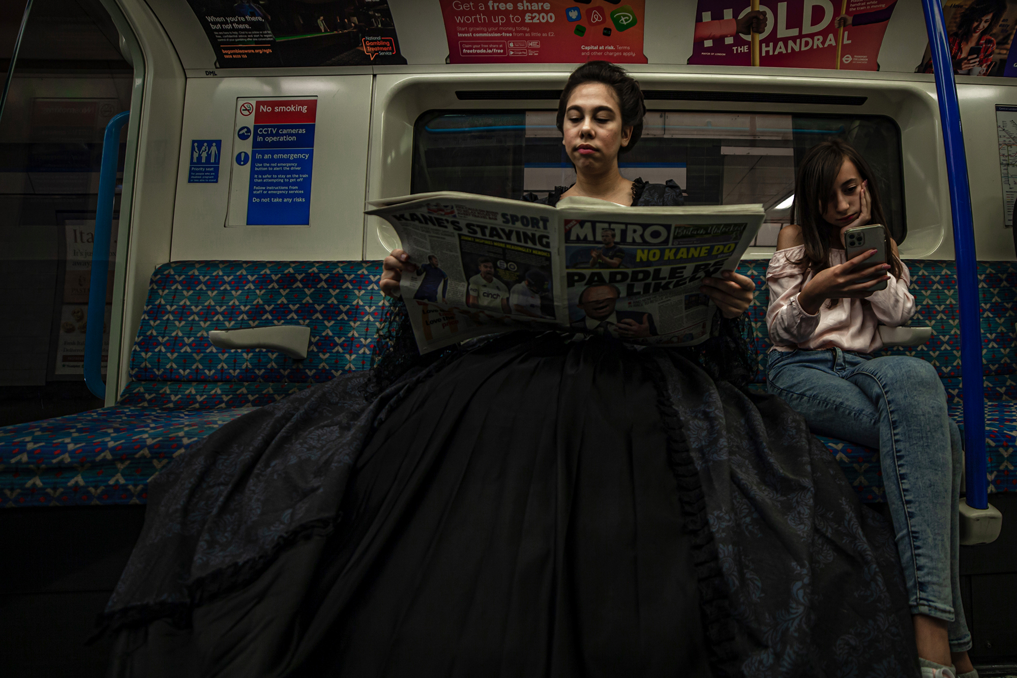 Halasi Eszter sorozata a lányáról a londoni metrón