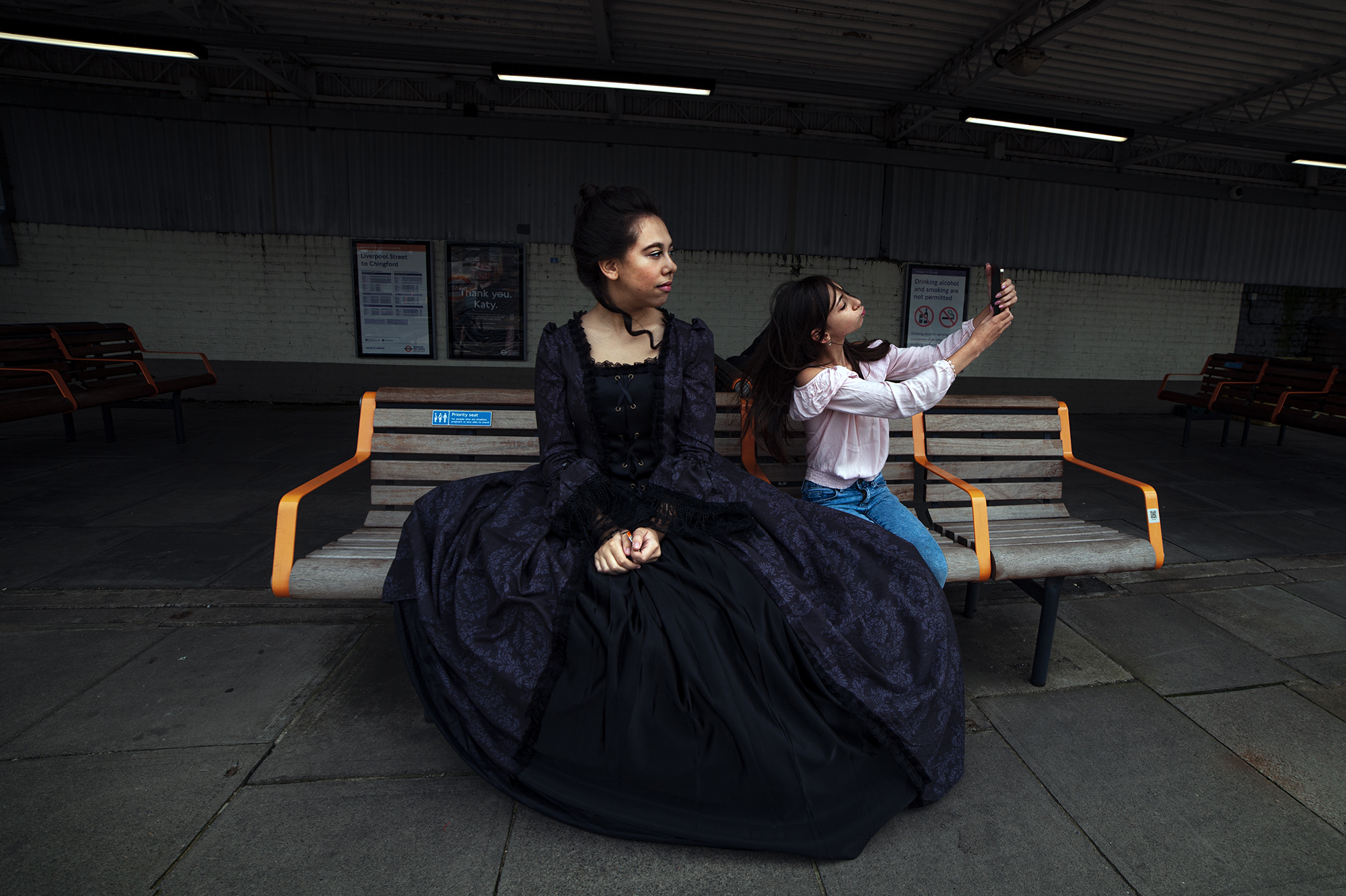 Halasi Eszter sorozata a lányáról a londoni metrón