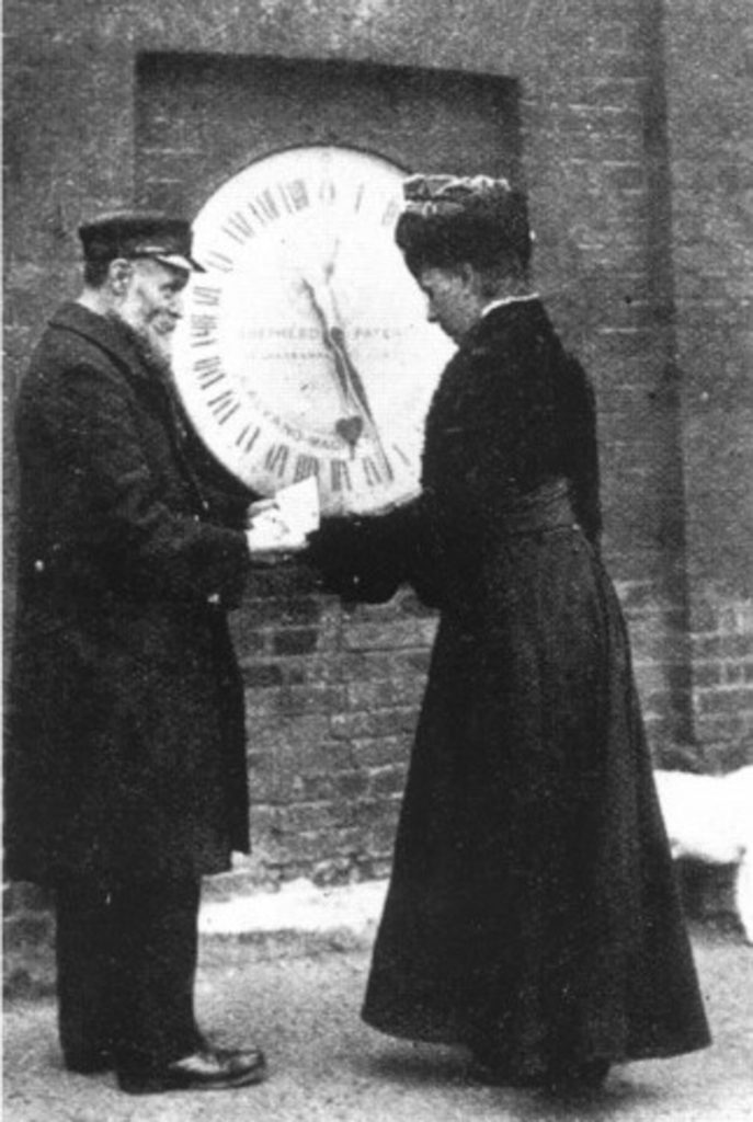 Ruth Belville a Shepherd Gate Clock előtt 1908-ban (fotó: Wikipedia)