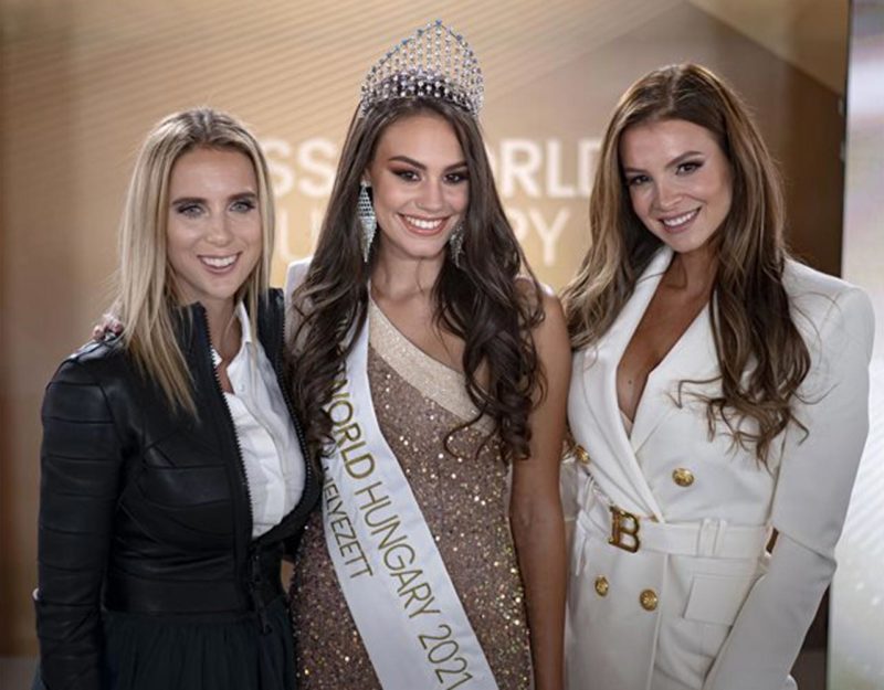 A Miss World Hungary győztese, Tótpeti Lili (k), valamint a verseny két magyarországi licensztulajdonosa, Rogán Gál Cecília (b) és Sarka Kata (j) a Lóvasút Rendezvényközpontban rendezett döntő után