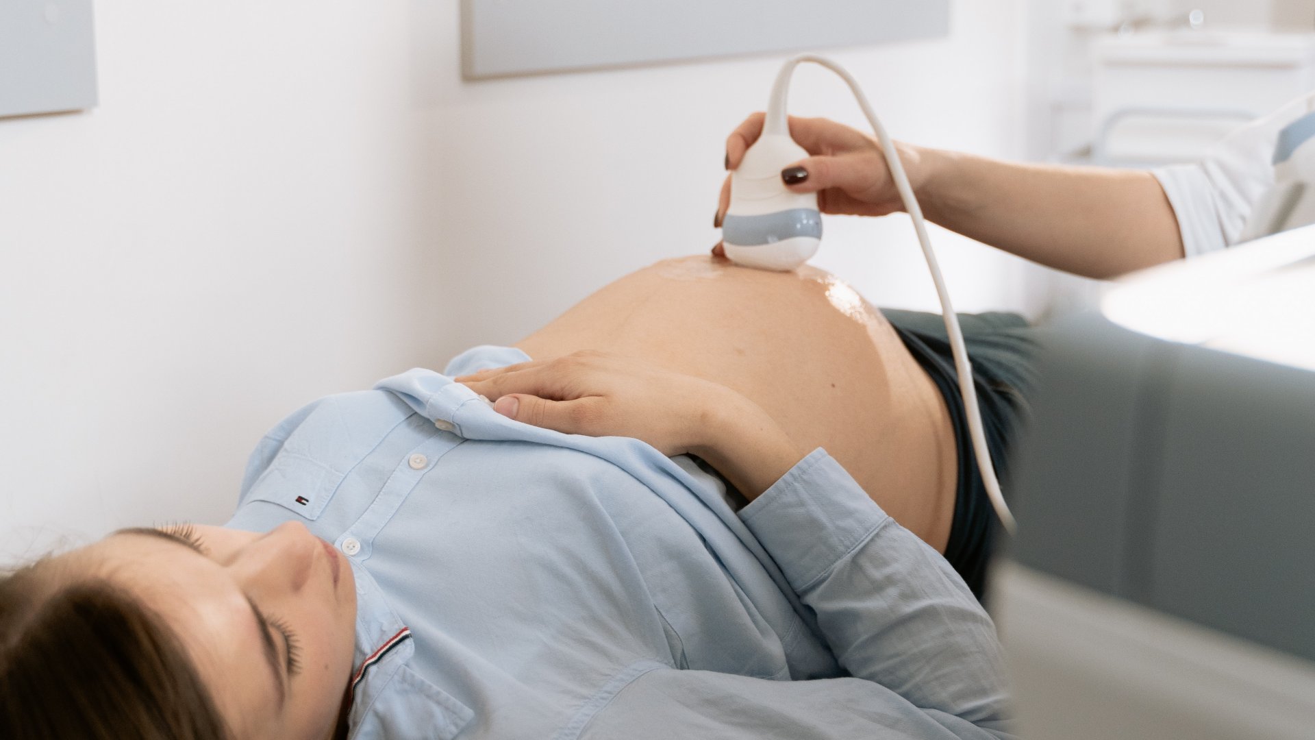 Terhes nő az ultrahangon