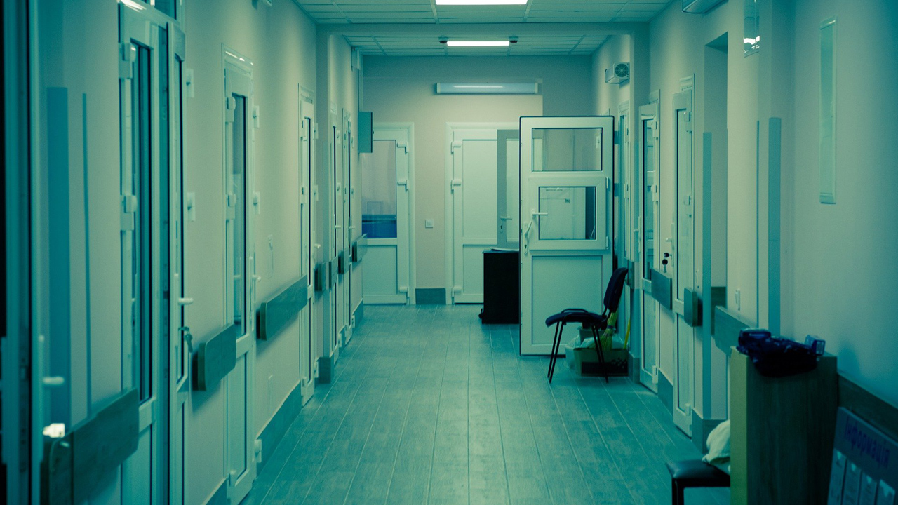 üres kórházi folyosó