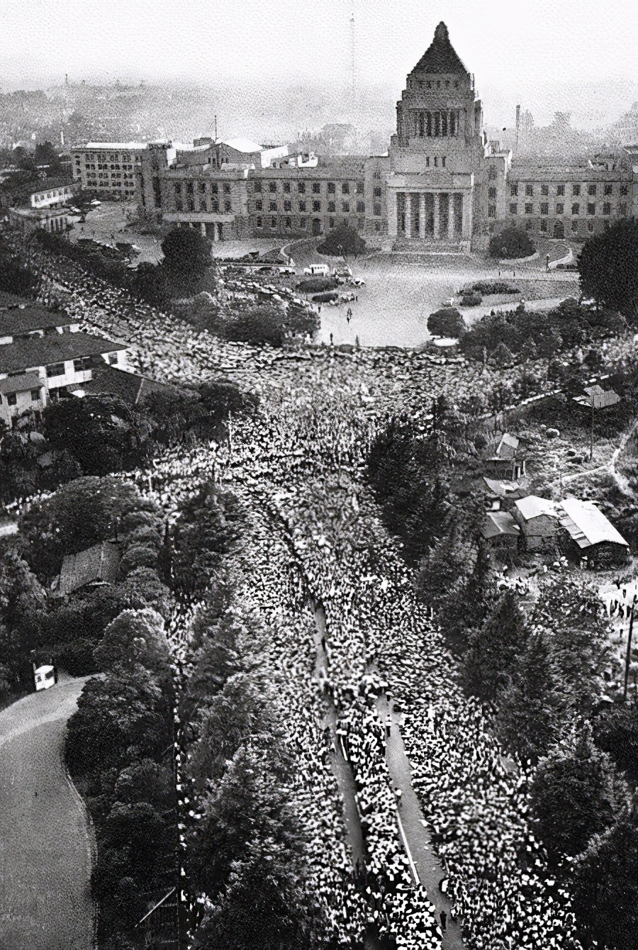 Tüntetés a japán parlament körül 1960-ban (fotó: Wikipedia)