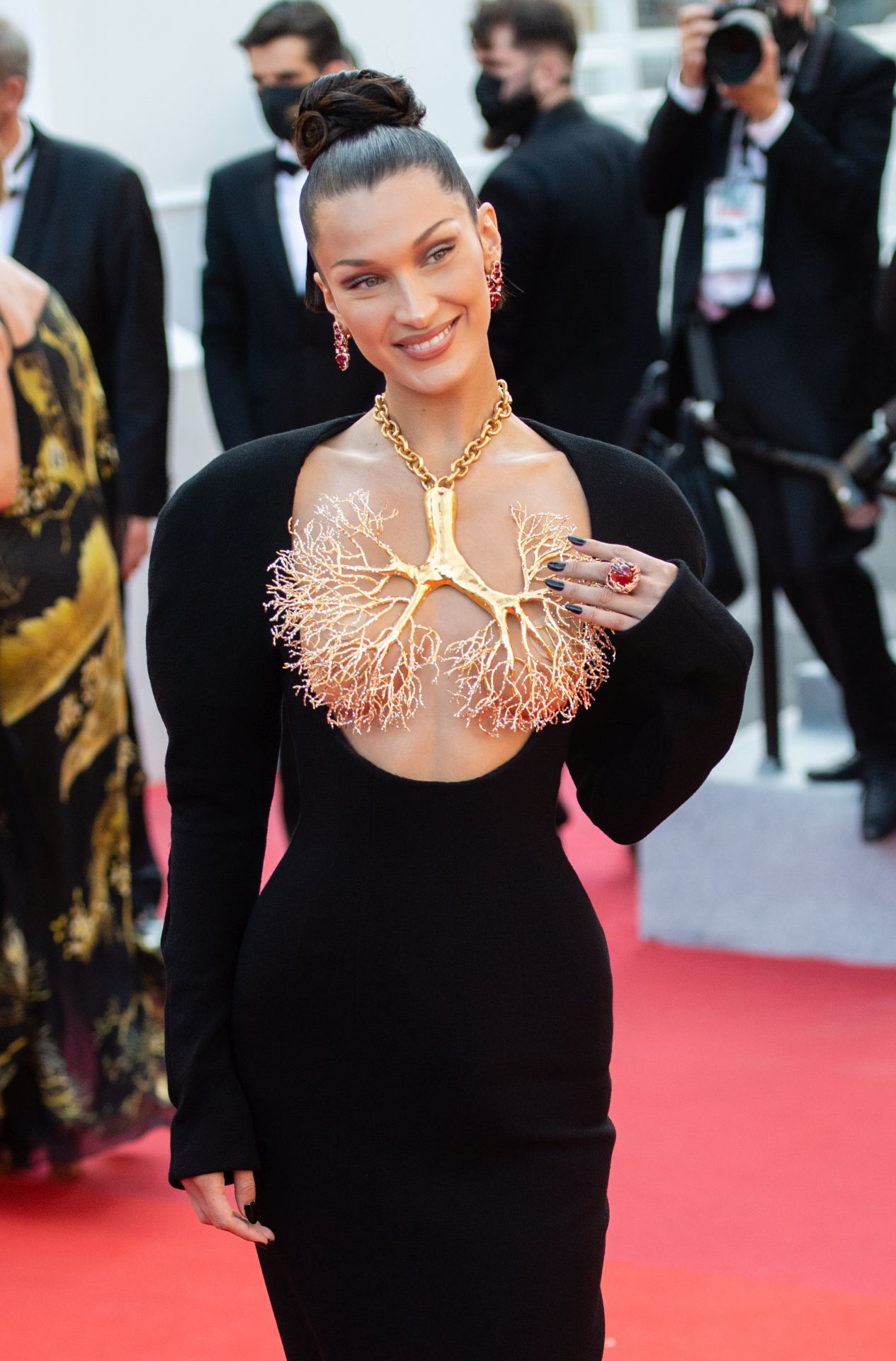 Bella Hadid a Cannes-i Filmfesztiválon Schiaparelli ruhában.