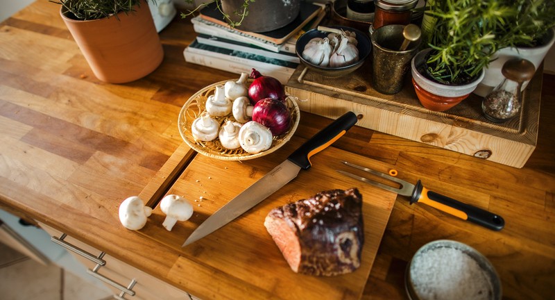 Egy éles kés hasznos segítőtárs a konyhában - és megfelelő tárolással és gondozással sokáig az is marad (fotó: Fiskars)