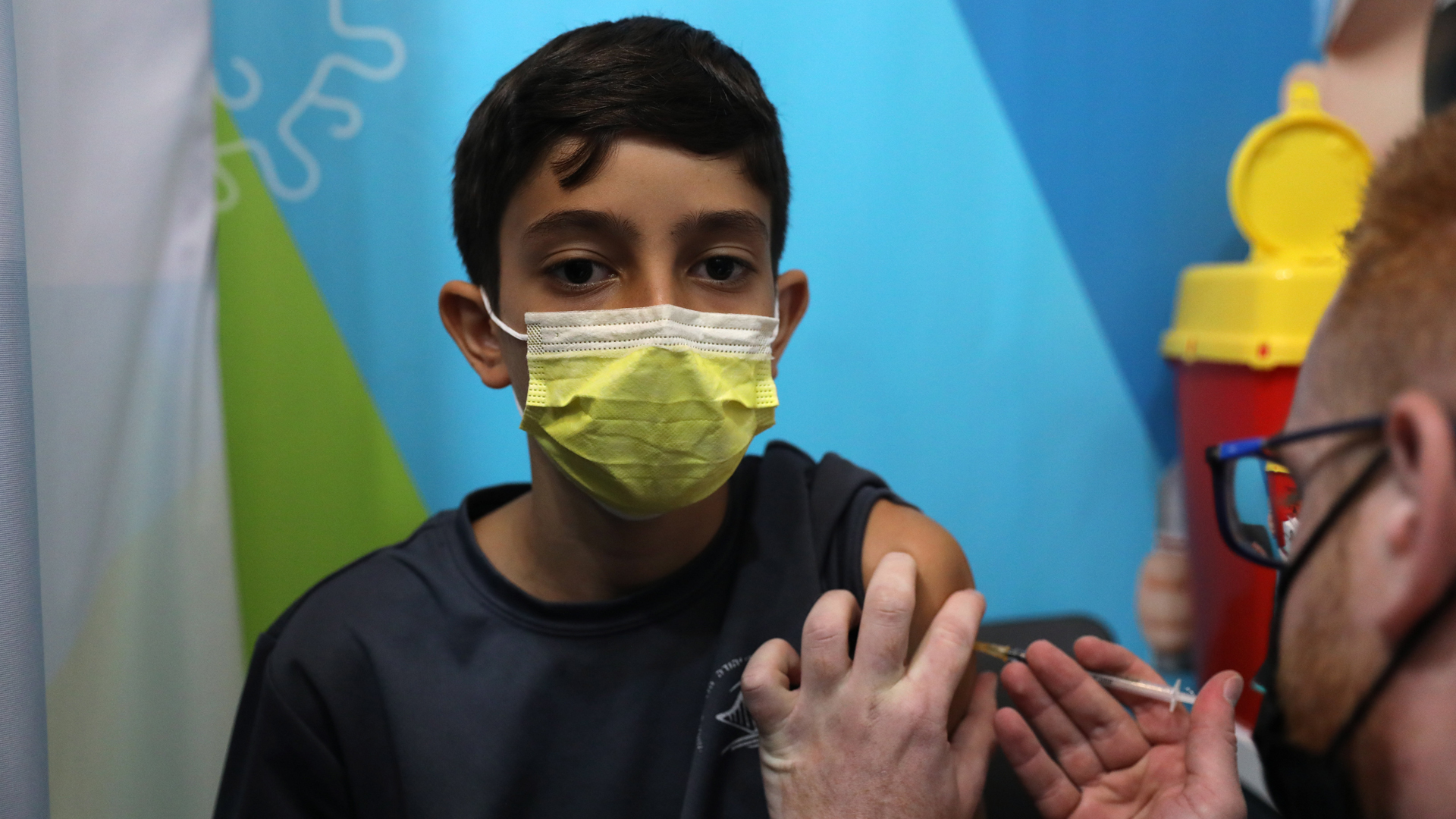 Egy kisfiú megkapja az első adag koronavírus elleni védőoltását Jeruzsálemben 2021. november 23-án. Izraelben megkezdődött az 5 és 12 éves kor közötti gyermekek oltása. / Fotó: MTI/EPA/Abir Szultan