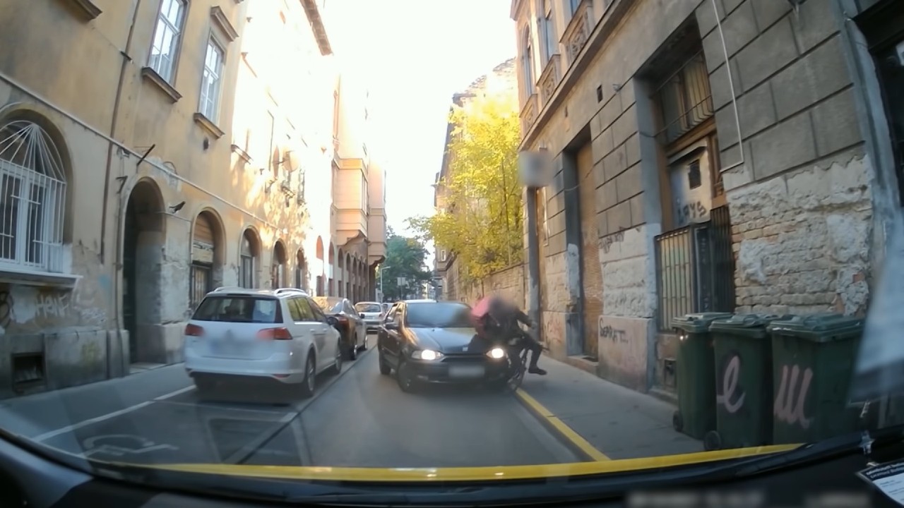 Döbbenetes felvétel: beszólt a bringás az autósnak, cserébe ráhúzta a kormányt