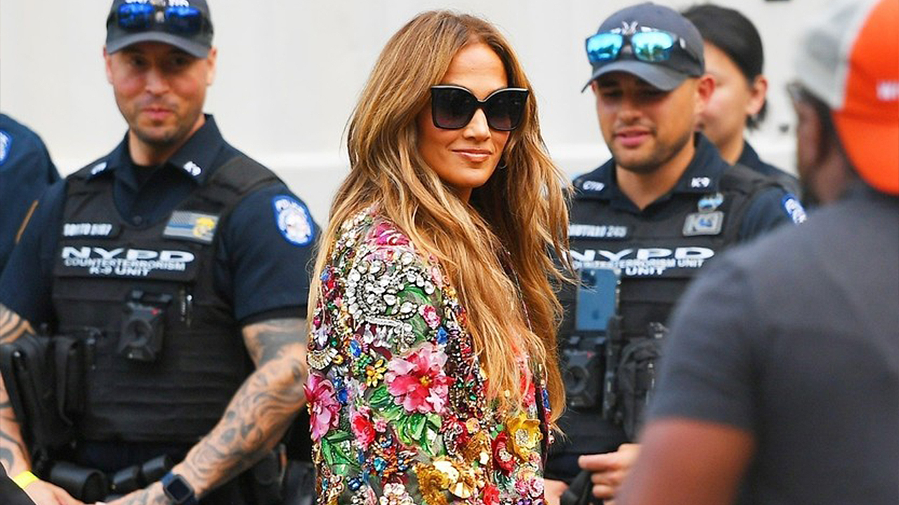 Jennifer Lopez Dolce&Gabbana kabátban