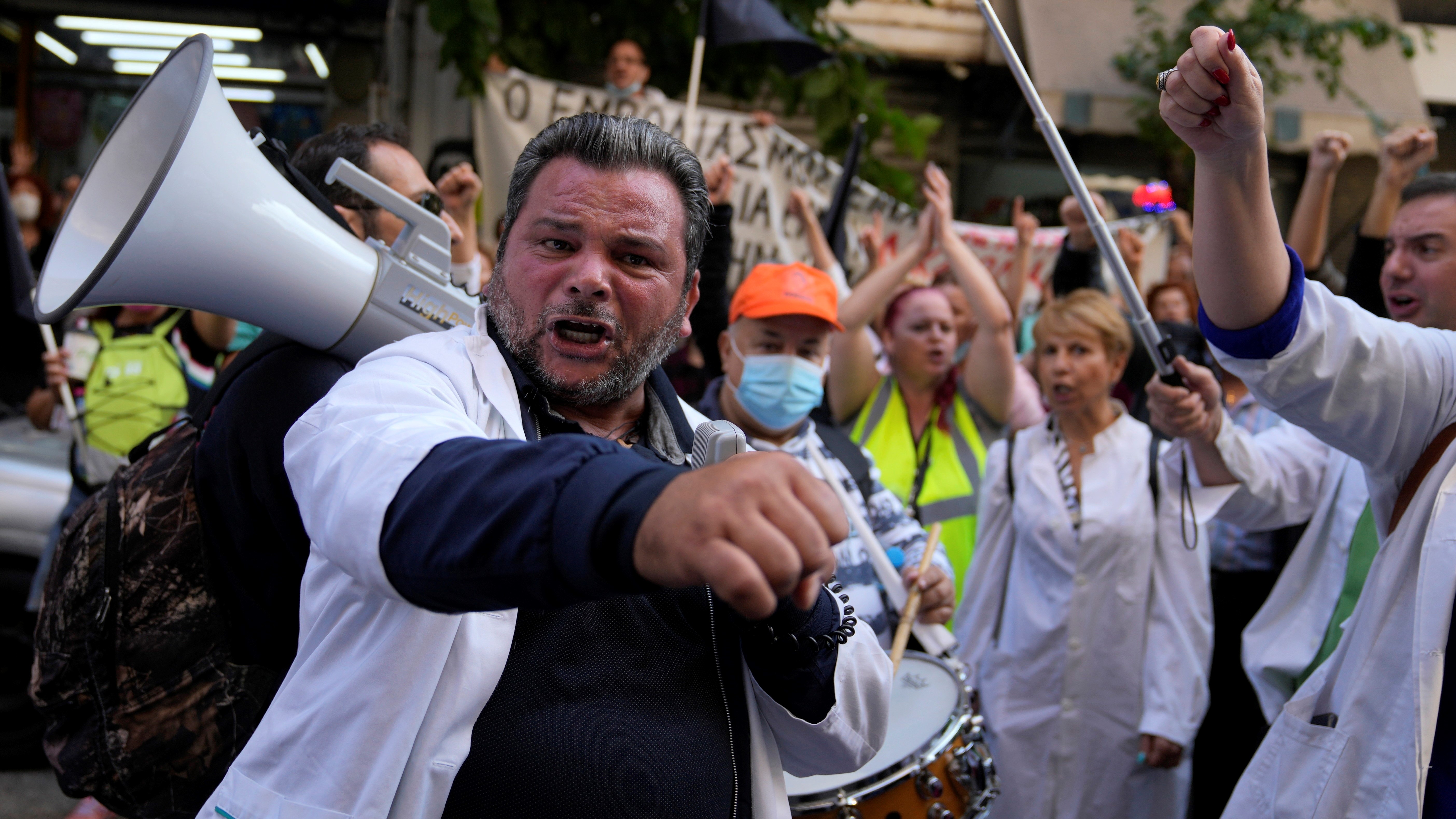 Athén, 2021. október 21.Az egészségügyi dolgozók szakszervezetének tagjai tüntetnek az athéni egészségügyi minisztérium előtt 2021. október 21-én. Több száz kórházi dolgozó tiltakozott a koronavírus elleni oltás felvételének kötelezővé tétele és a munkaerőhiány miatt.MTI/AP/Thanászisz Sztavrakisz