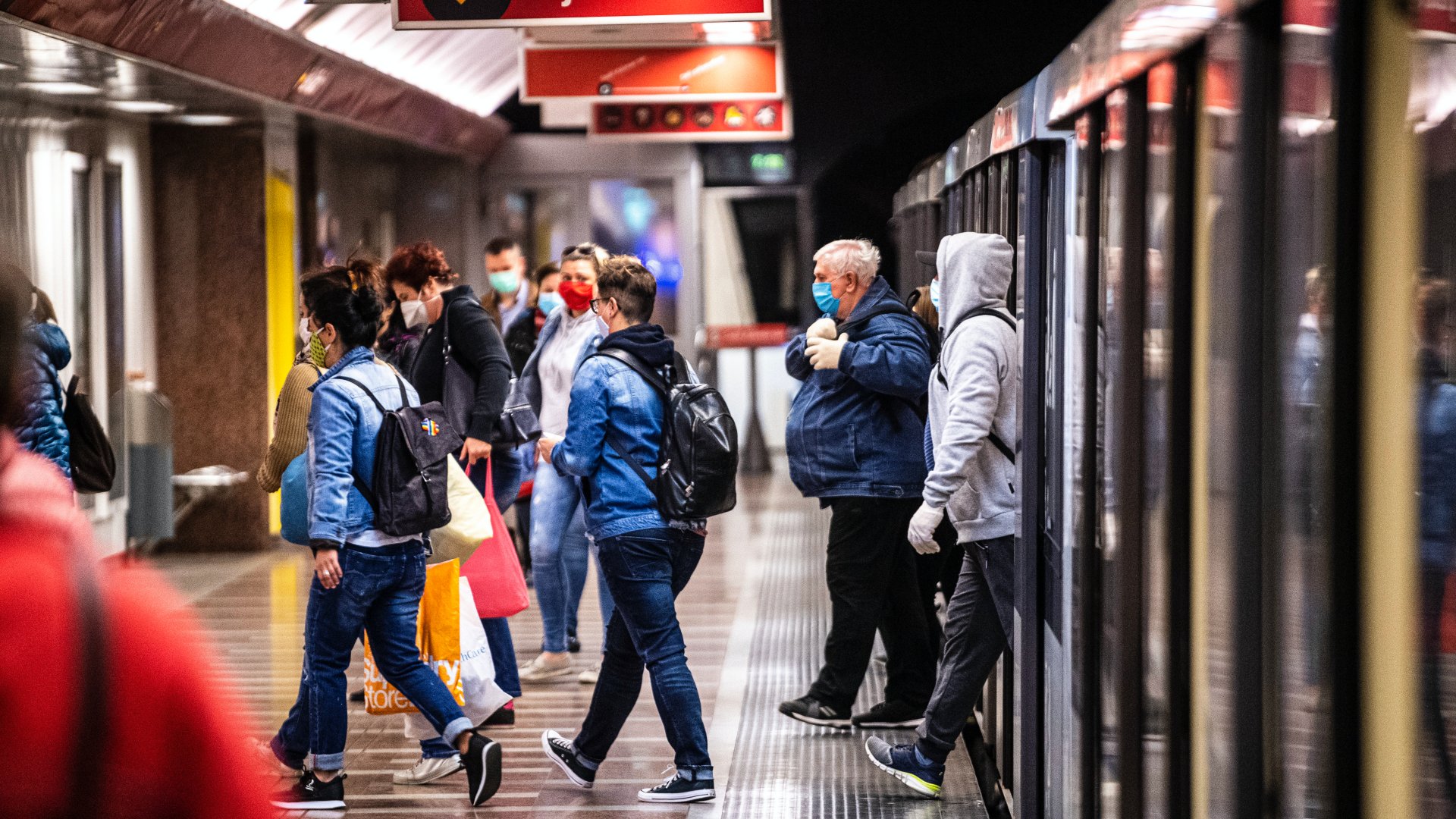 Maszkot viselő utasok a metrón