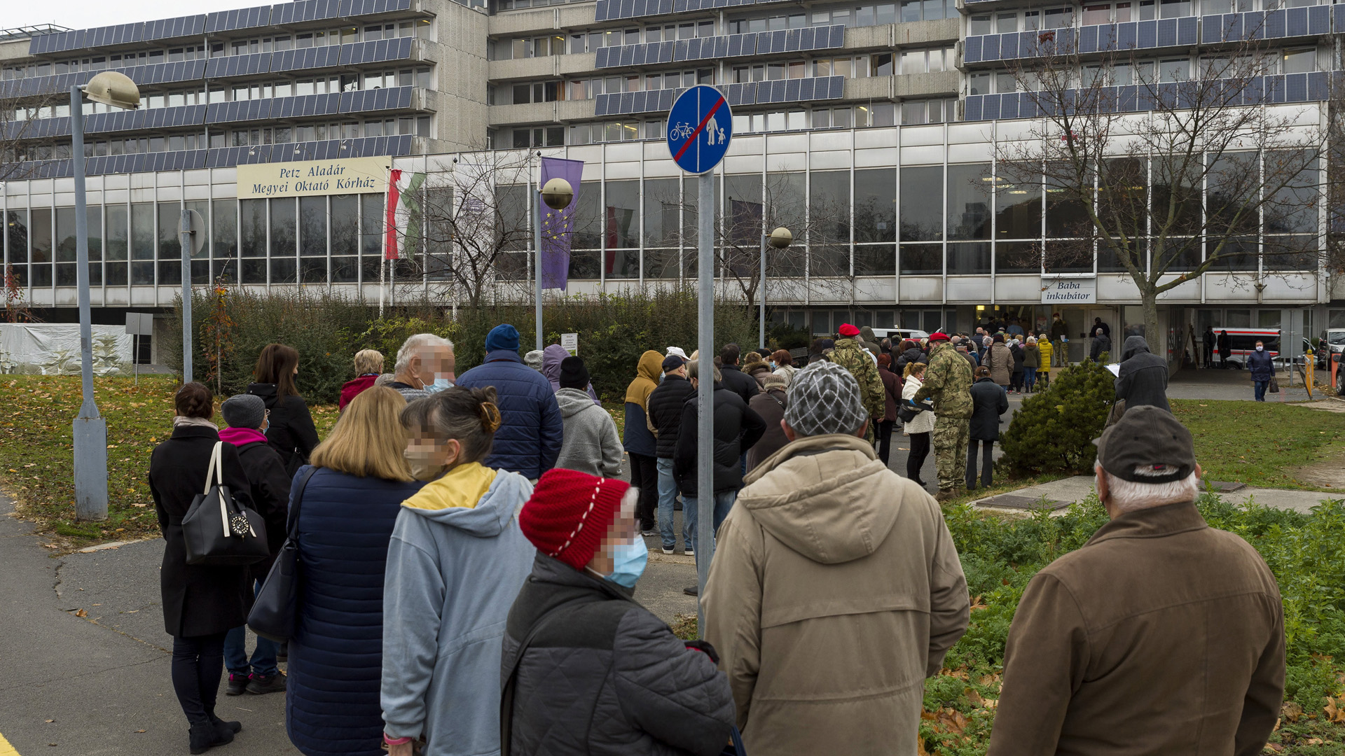 Elkél a segítség: Oltásra várakozók a győri Petz Aladár Megyei Oktató Kórház újonnan megnyitott oltópontja előtt 2021. november 22-én / Fotó: MTI/Krizsán Csaba