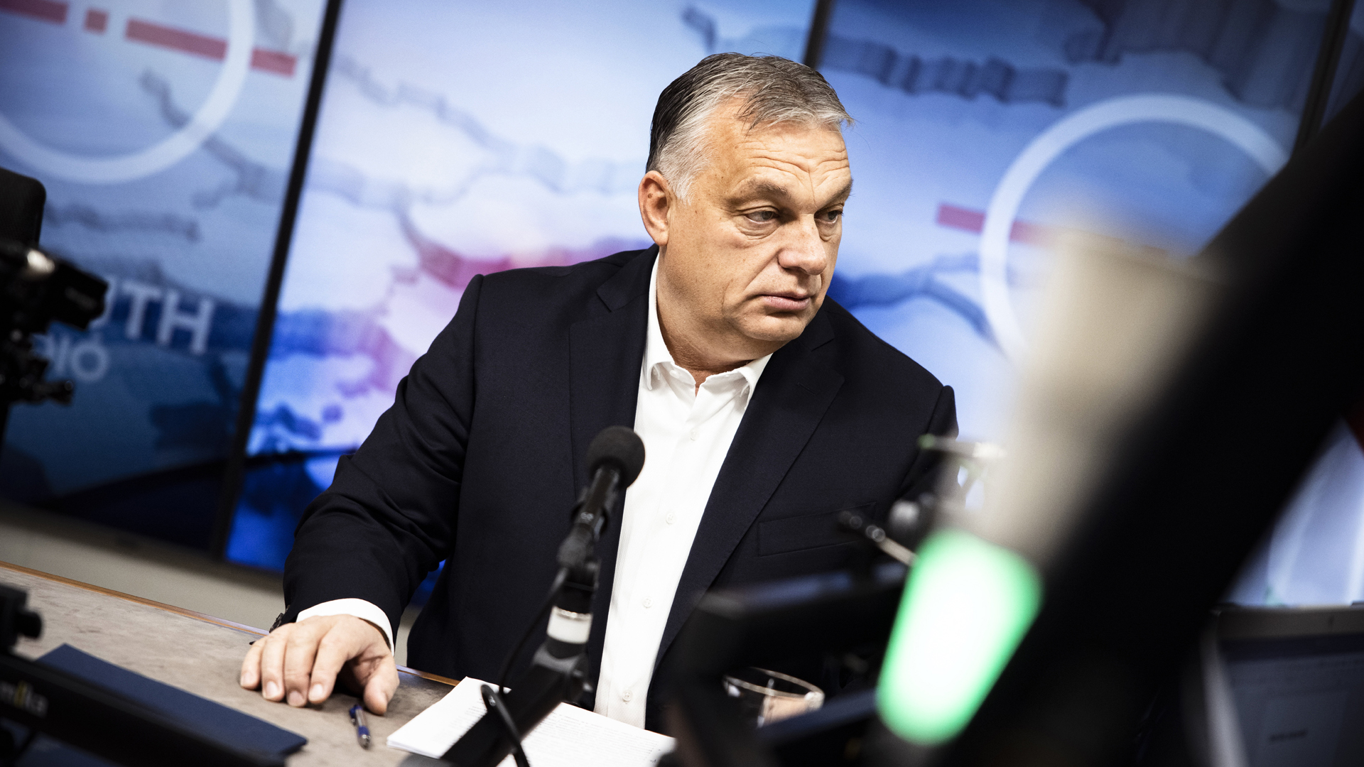 A Miniszterelnöki Sajtóiroda által közreadott képen Orbán Viktor kormányfő a Kossuth Rádió stúdiójában, ahol interjút adott a Jó reggelt, Magyarország! című műsorban 2021. november 26-án. / MTI/Miniszterelnöki Sajtóiroda/Fischer Zoltán