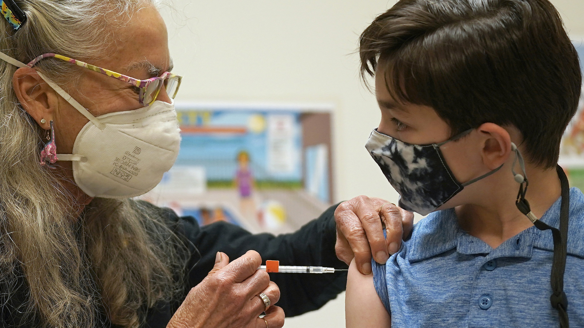 A nyolcéves Daniel McCullock megkapja az első adag koronavírus elleni védőoltását az Észak-Karolina állambeli Chapel Hillben 2021. november 4-én. Az Egyesült Államokban megkezdődött az 5 és 11 év közötti gyerekek koronavírus elleni beoltása / MTI/AP/Gerry Broome