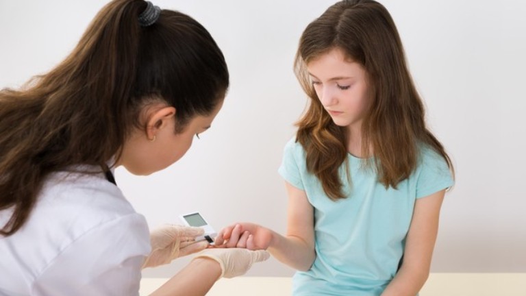 A szülők általános odafigyelése mellett a serdülő lányoknál az orvosi szűrővizsgálatok is fontosak a cukorbetegség megelőzésében (fotó: profimedia.hu)
