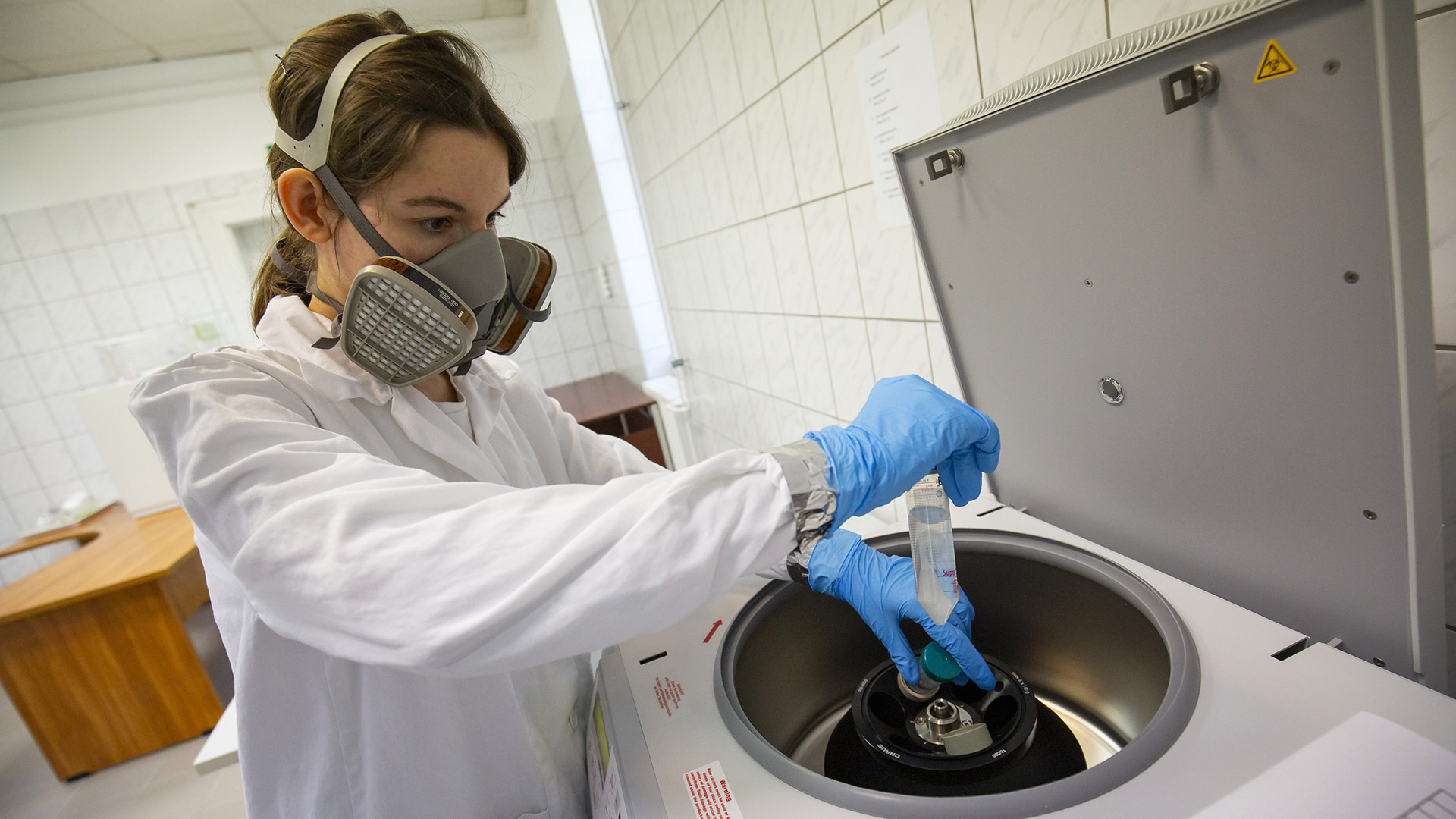 A szennyvízben lévő koronavírus mennyiségét mérik a laboratóriumban