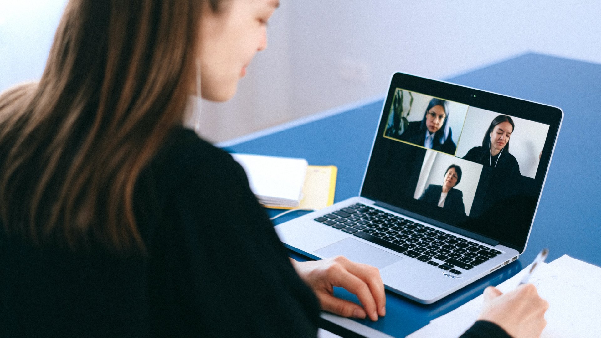 Zoomon tart videokonferenciát egy nő