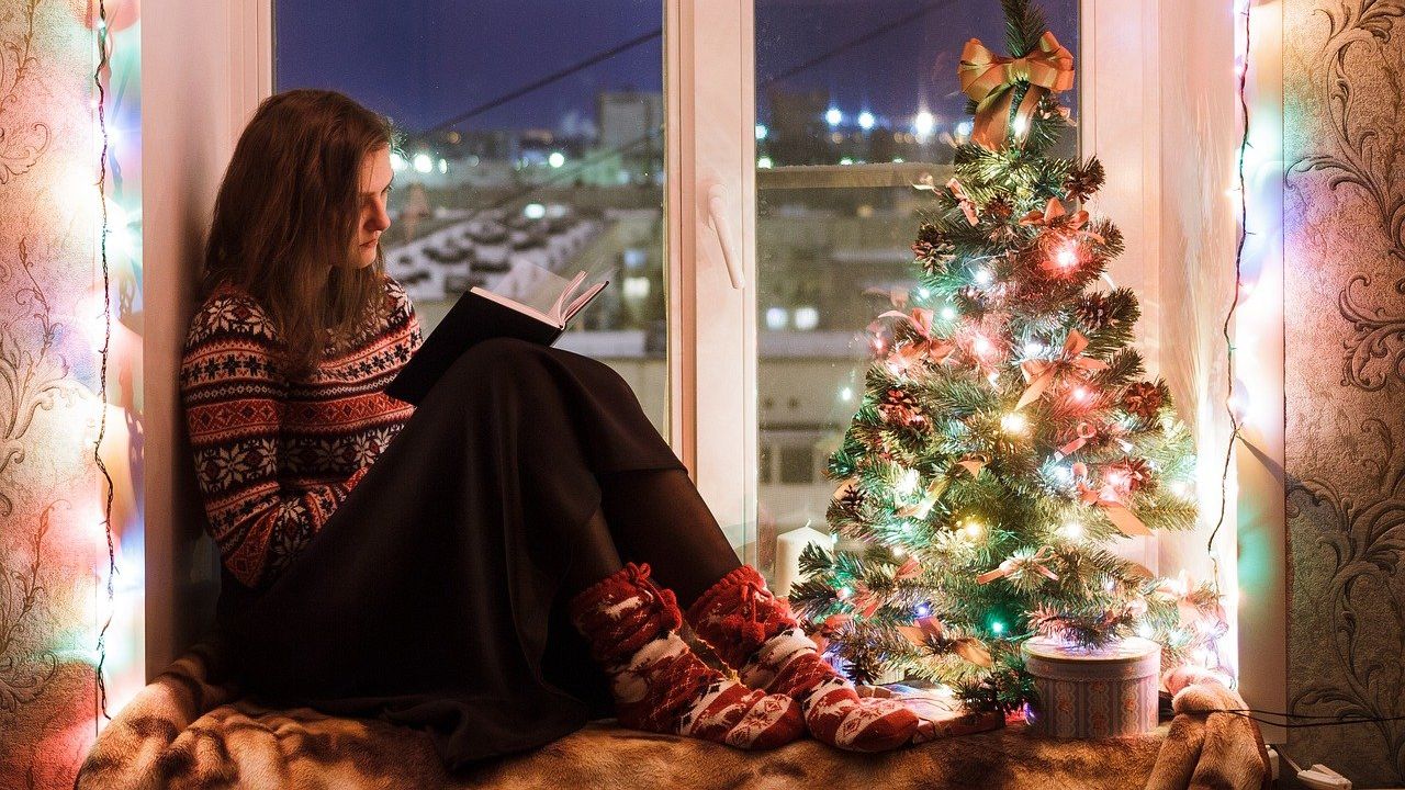 karácsony ablakban olvasó lány