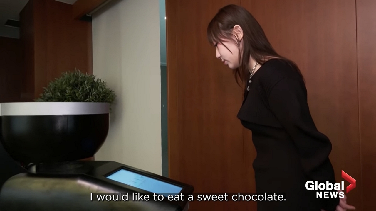 japán nő áll a nyalható képernyő előtt