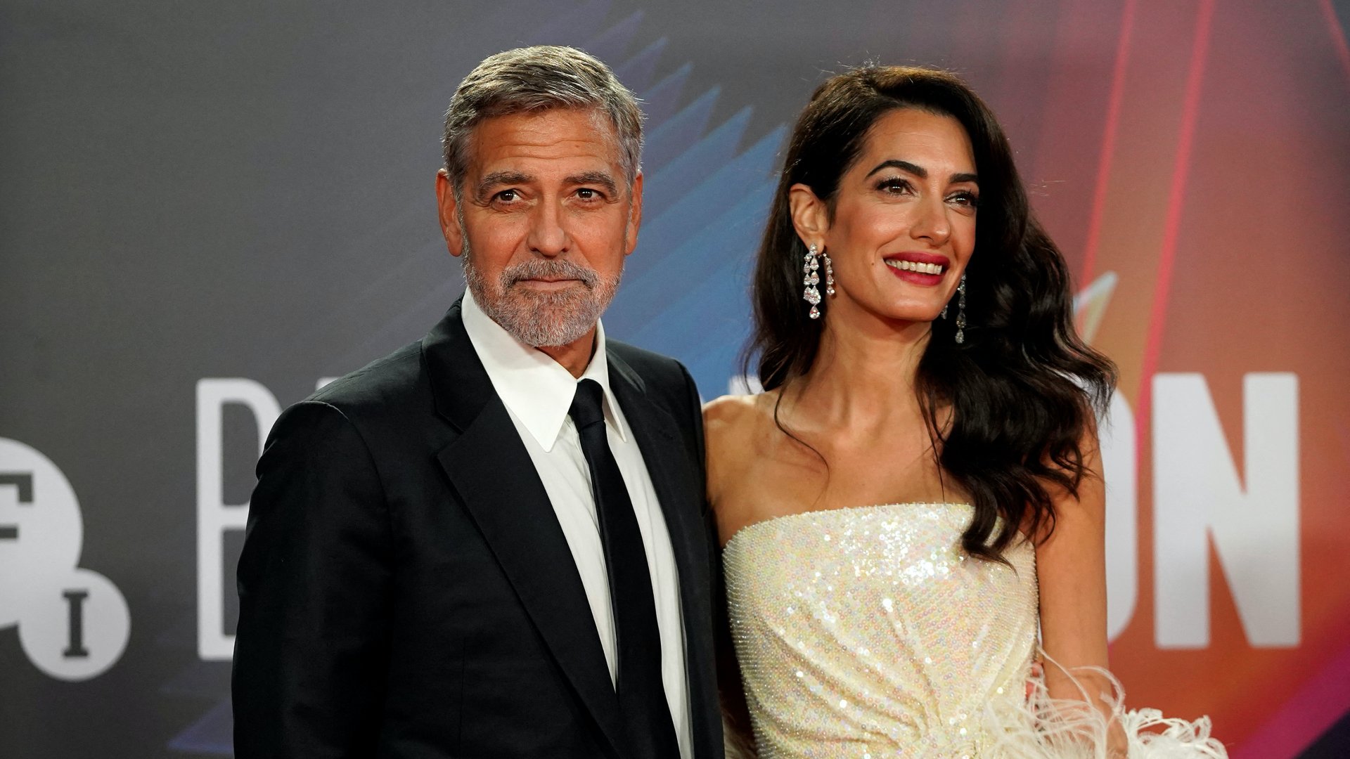 George Clooney és felesége, Amal Clooney pózol a fotósoknak