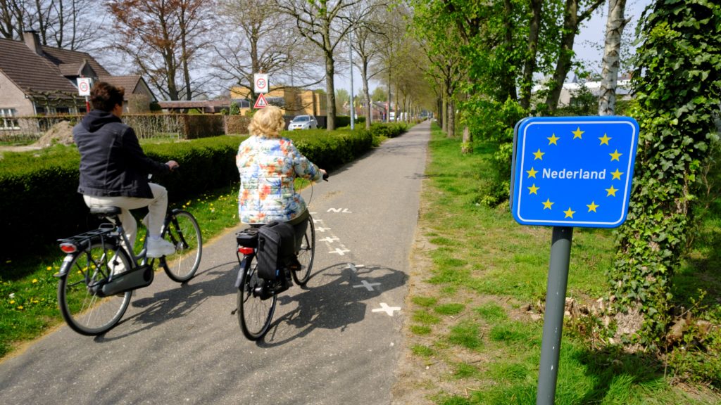 Biciklisek tekernek át a belga-holland határon. 