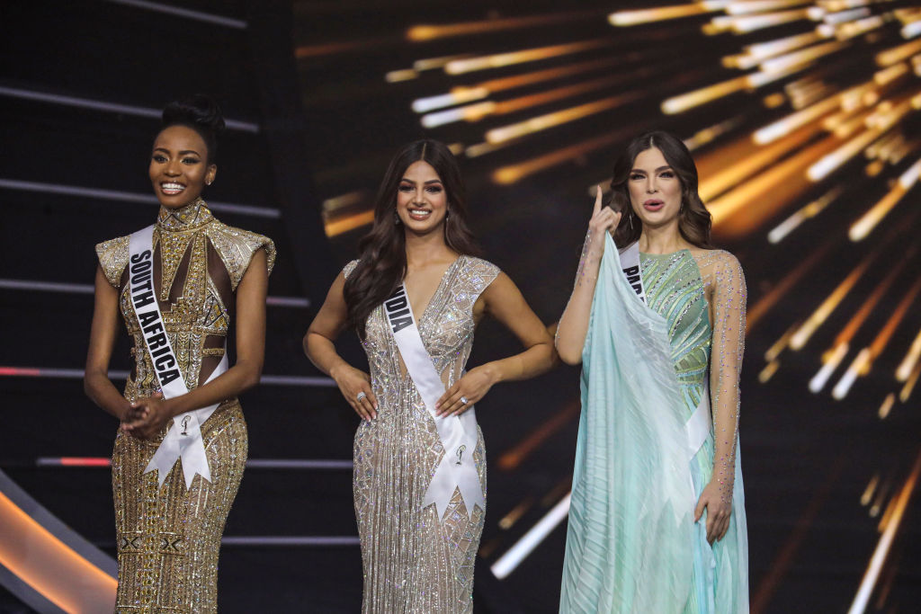 Miss South Africa, Lalela Mswane, Miss India, Harnaaz Sandhu, és Miss Paraguay, Nadia Ferreira a színpadon