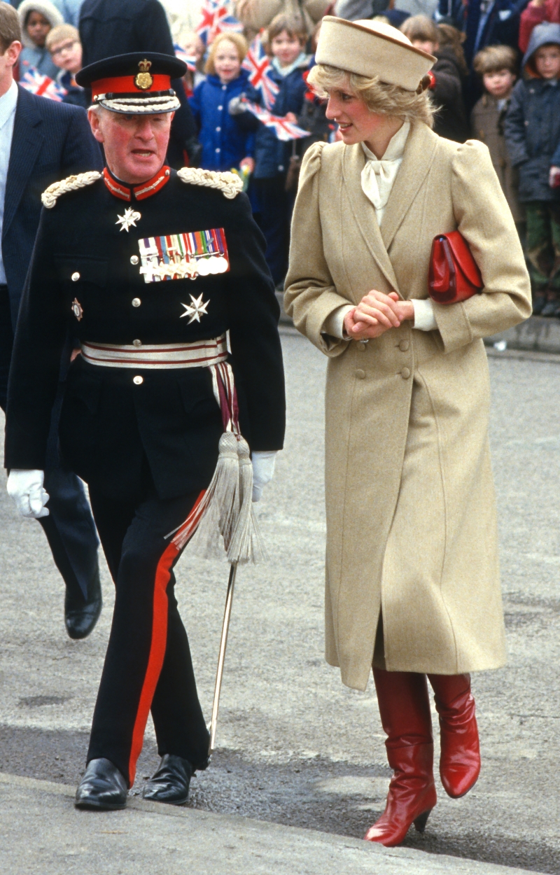 Diana hercegnő camel színű kabátban
