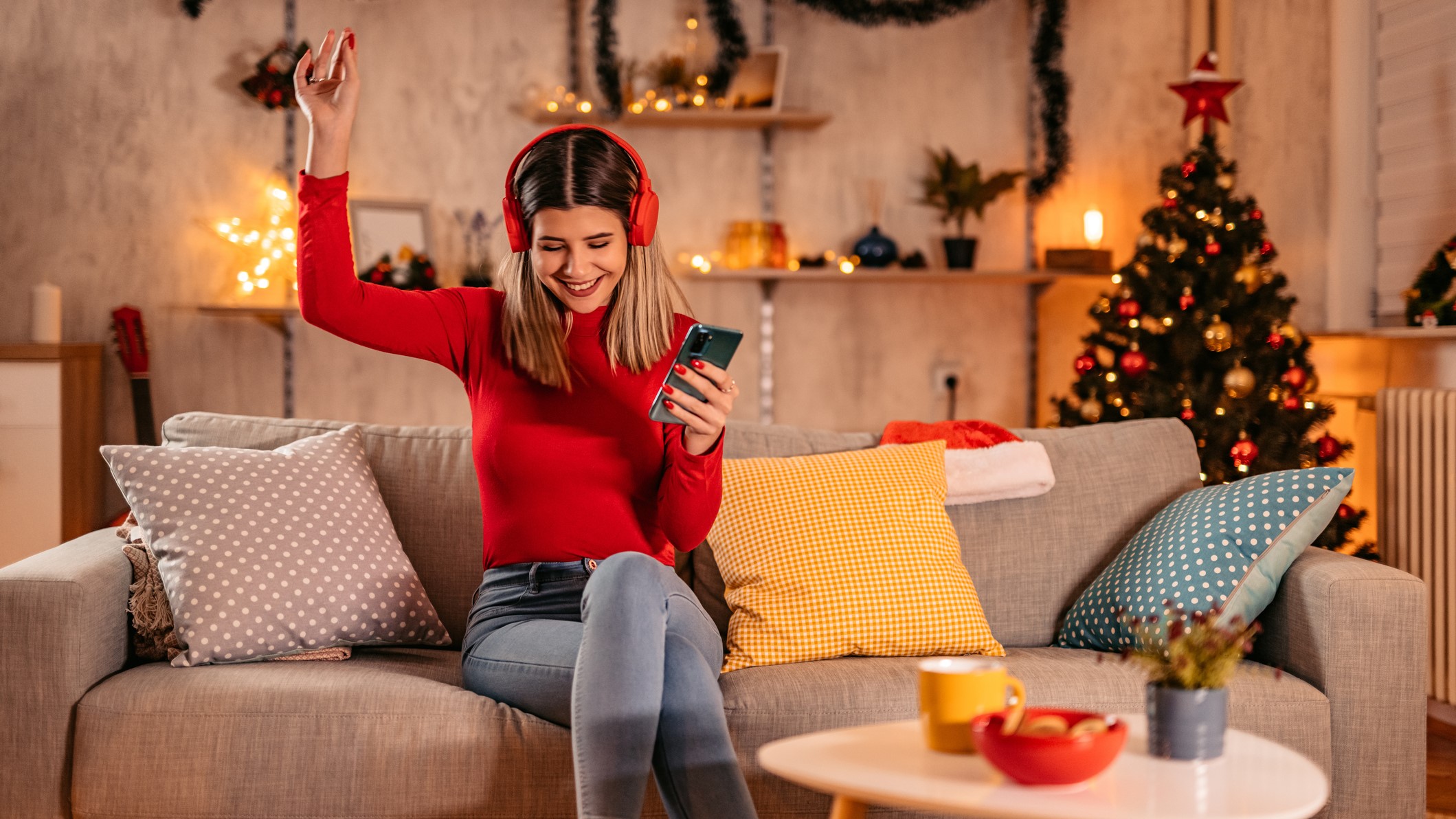 Egy lány zenét hallgat karácsonykor