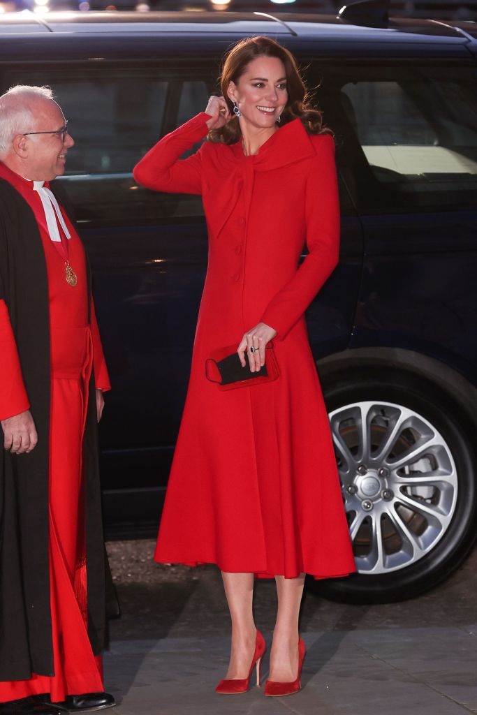 Katalin hercgené piros kabátban