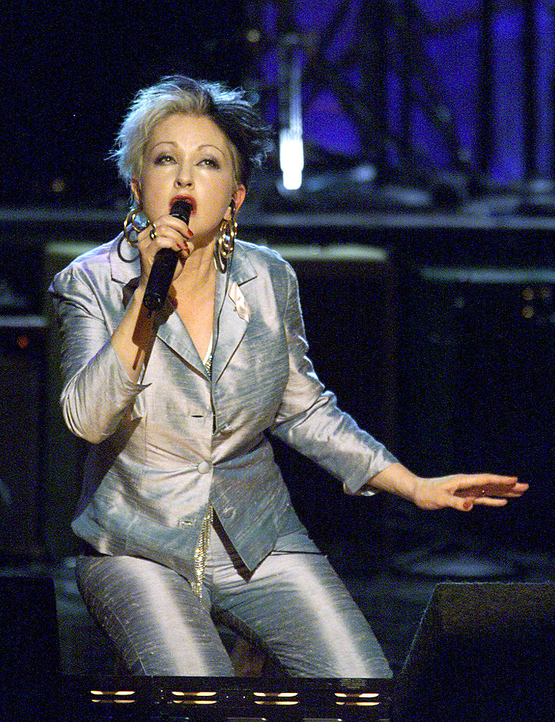 Cyndi Lauper énekel
