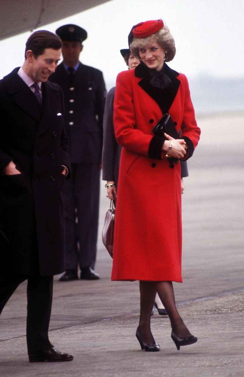 Diana hercegnő piros-fekete kabátban