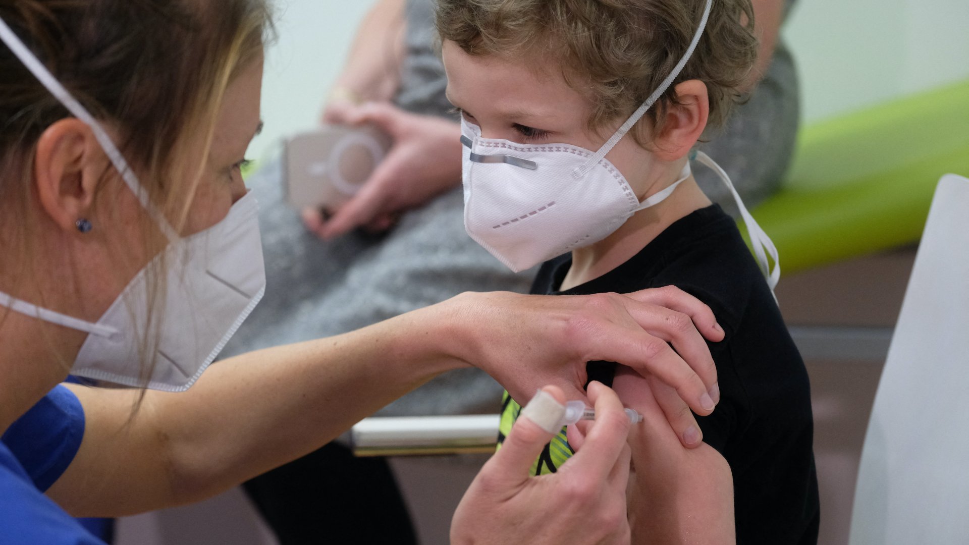 Egy német kisfiút beoltanak a koronavírus ellen