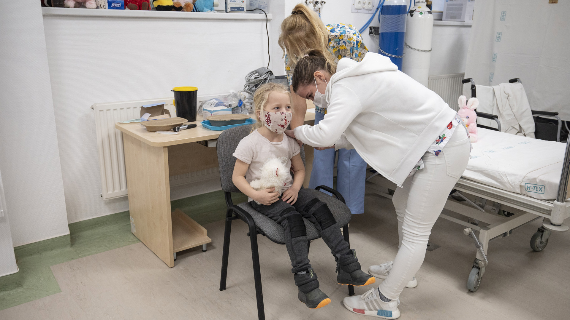 Beoltanak egy kislányt a német-amerikai fejlesztésû Pfizer-BioNTech koronavírus elleni oltóanyag, a Comirnaty-vakcina gyerekek oltására alkalmas változatával a salgótarjáni Szent Lázár Megyei Kórházban 2021. december 23-án. MTI/Komka Péter