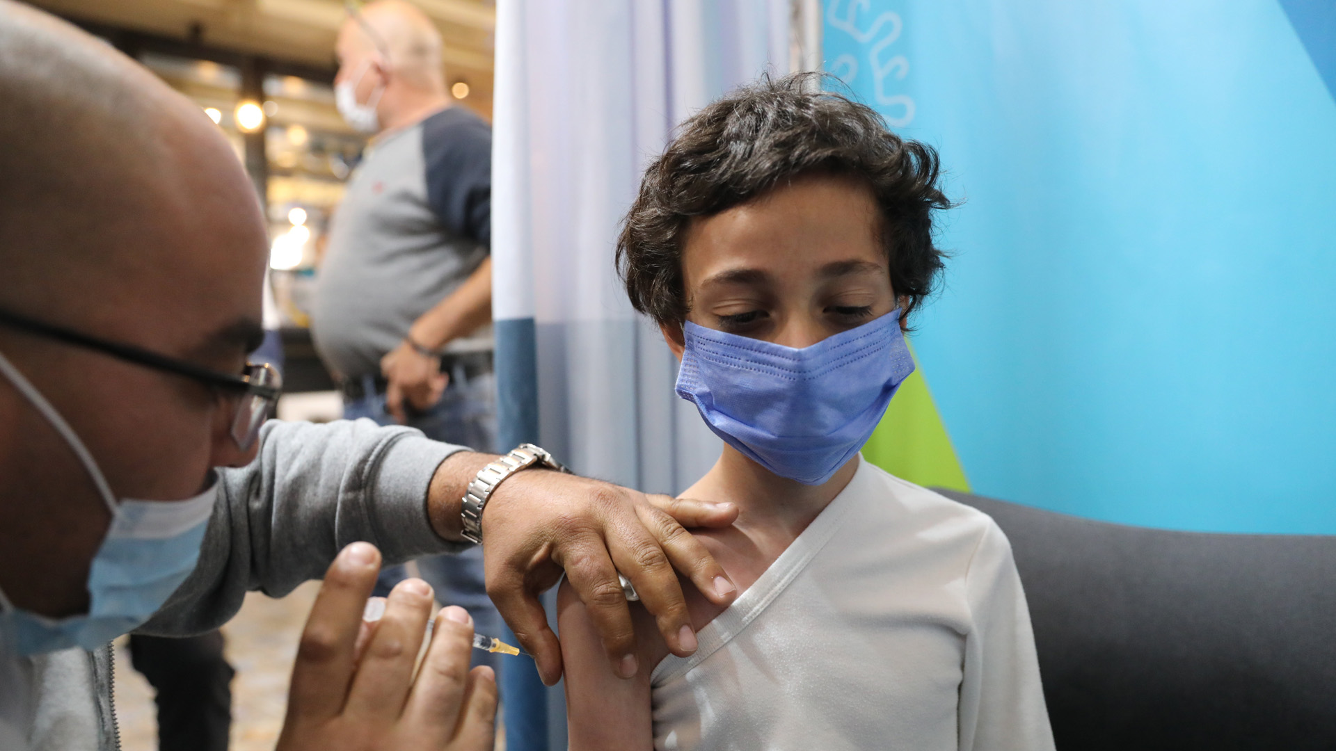 Egy kisfiú megkapja az elsõ adag koronavírus elleni védõoltását Jeruzsálemben 2021. november 23-án. Izraelben megkezdõdött az 5 és 12 éves kor közötti gyermekek oltása. MTI/EPA/Abir Szultan