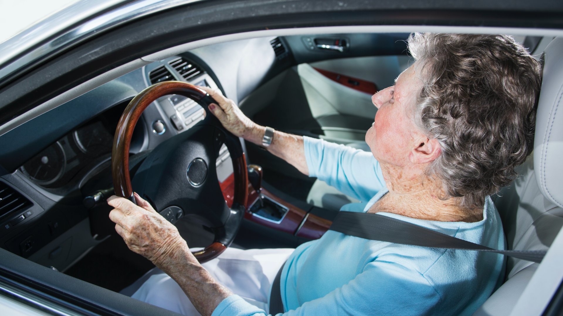 Idős asszony autót vezet