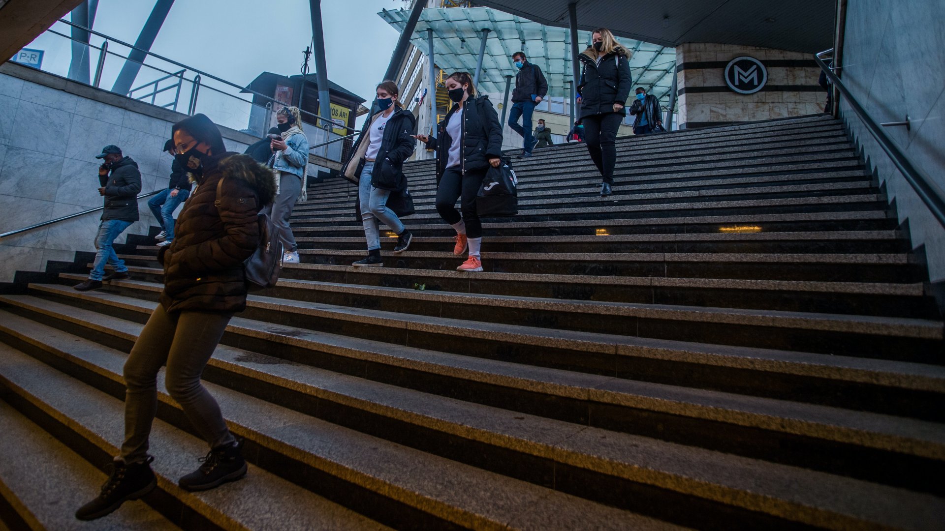 Járókelők a metró lépcsőjén